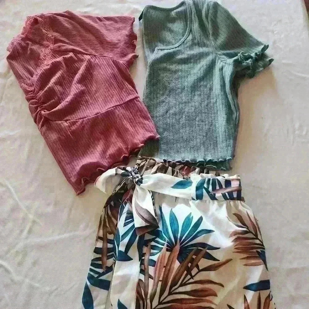 Shein outfit! 1 pair of shorts with 2 tops. Women's 1x - Picture 9 of 16
